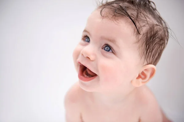 洗澡时间总是很有趣的 一个坐在浴缸里的可爱的婴儿 — 图库照片