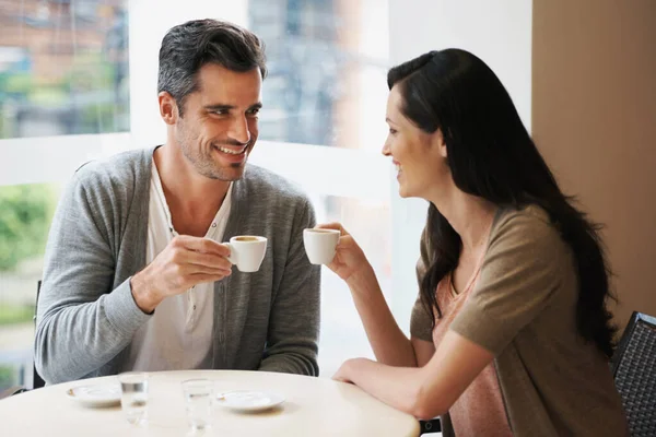彼らの愛を祝う 若いカップルがコーヒーを飲みながら — ストック写真