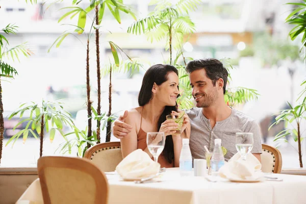 Adoro Estar Contigo Casal Num Encontro Romântico Num Bom Restaurante — Fotografia de Stock