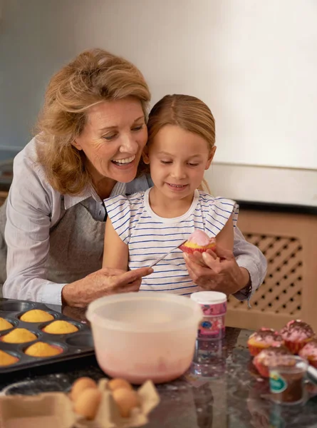 Harika Görünüyorlar Tatlım Küçük Bir Kız Büyükannesinin Yardımıyla Kek Süslüyor — Stok fotoğraf
