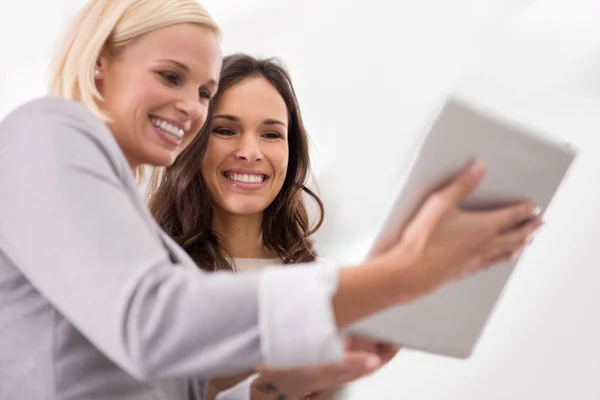Catching Manager Two Attractive Businesswomen Looking Digital Tablet — Stock Photo, Image