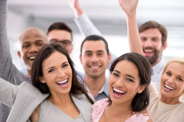 Llegamos Gran Momento Grupo Empresarios Sonriendo Levantando Las Manos —  Fotos de Stock