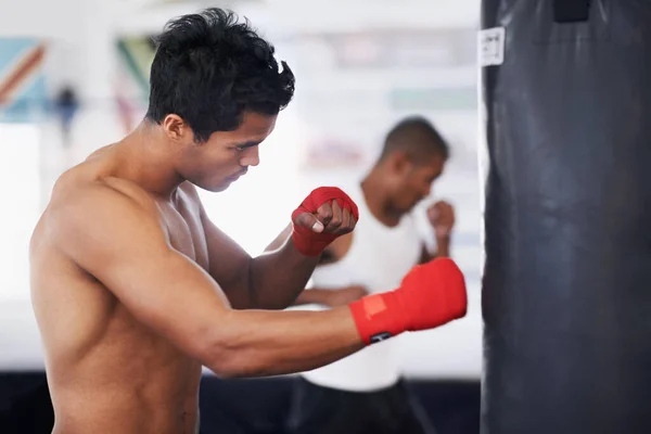 Ele Dedicado Esporte Boxe Jovem Boxers Sexo Masculino Treinando Sacos — Fotografia de Stock