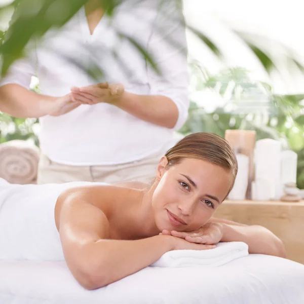 Questo Perfetto Relax Una Giovane Donna Lettino Massaggio Una Spa — Foto Stock