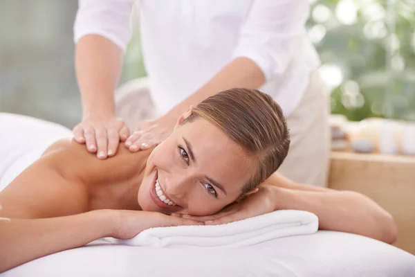 Dit Perfecte Ontspanning Een Jonge Vrouw Een Massagetafel Een Spa — Stockfoto