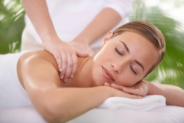 Det Här Perfekt Avkoppling Attraktiv Ung Kvinna Som Har Massage — Stockfoto