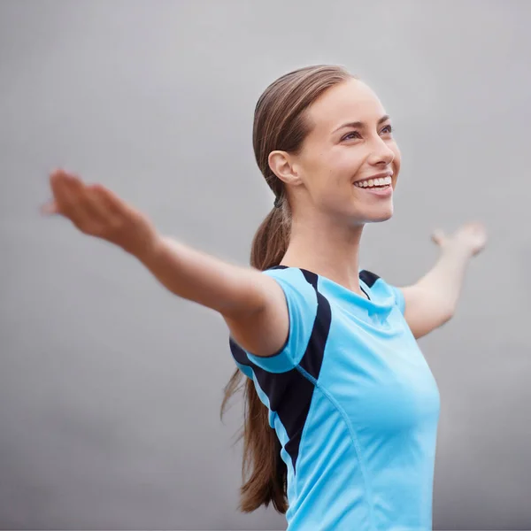 Abraçando Positividade Uma Jovem Mulher Treinando Livre Com Braços Estendidos — Fotografia de Stock