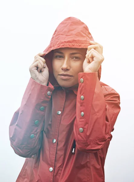Elkapott Eső Vágott Portré Egy Fiatal Nőről Aki Felhúzza Motorháztetőt — Stock Fotó