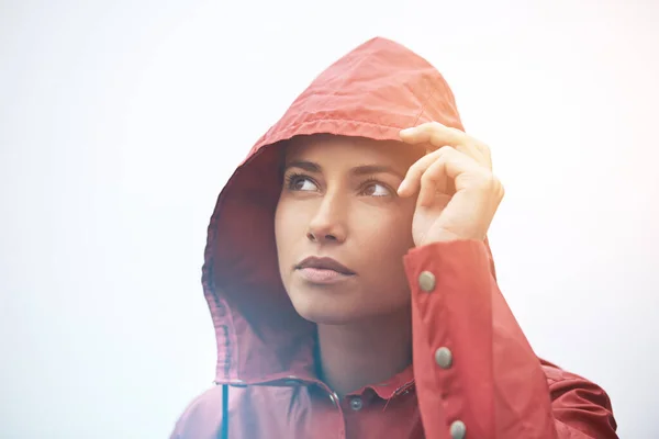 Wygląda Deszcz Się Rozjaśnia Młoda Kobieta Stojąca Deszczu — Zdjęcie stockowe