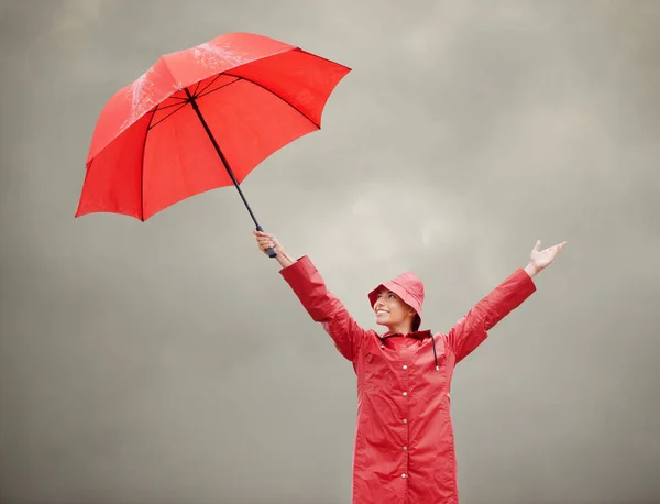 Utrzymuję Optymizm Piękna Młoda Kobieta Stojąca Zewnątrz Trzymając Czerwony Parasol — Zdjęcie stockowe