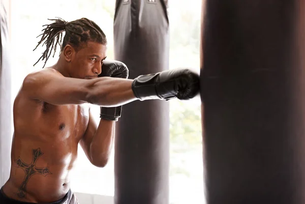 Liberando Agresión Joven Boxeador Practicando Saco Boxeo Gimnasio —  Fotos de Stock