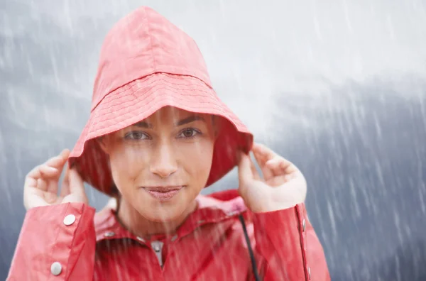 Regn Men Jag Täckt Attraktiv Ung Kvinna Som Står Regnet — Stockfoto