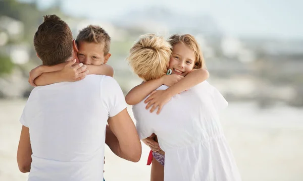 Jste Nejlepší Rodiče Světě Šťastná Mladá Rodina Objímající Zatímco Pláži — Stock fotografie