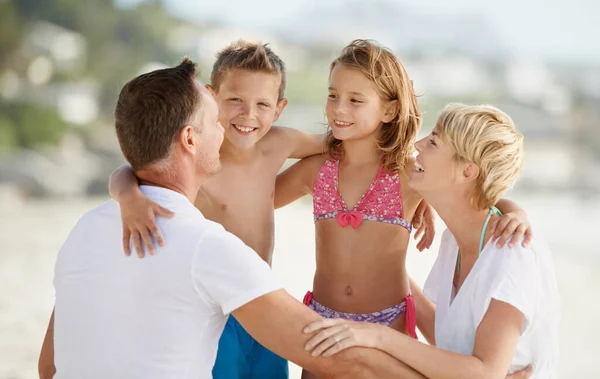 Miluju Svou Rodinu Šťastná Mladá Rodina Objímající Zatímco Pláži — Stock fotografie