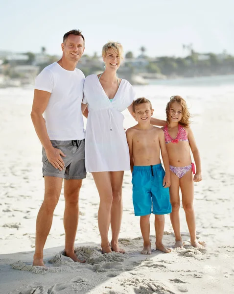 Každá Rodina Zaslouží Skvělou Dovolenou Šťastná Mladá Rodina Stojící Pláži — Stock fotografie