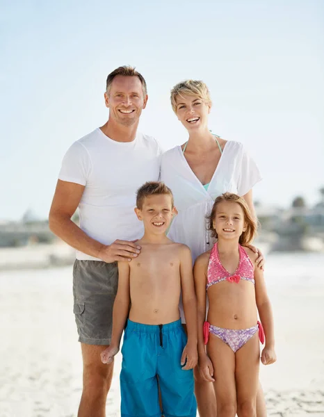 常にこの休暇を覚えています 休暇中にビーチに立っている幸せな若い家族 — ストック写真