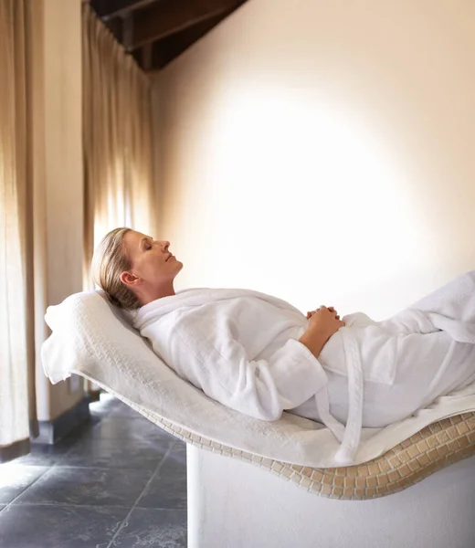 Mogłaby Zasnąć Tym Krześle Kobieta Spa Relaksująca Się Stole Masażu — Zdjęcie stockowe