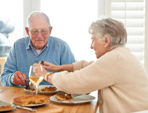 我们先吃饭 然后再做其他的事 一对老夫妇一起吃午饭 — 图库照片