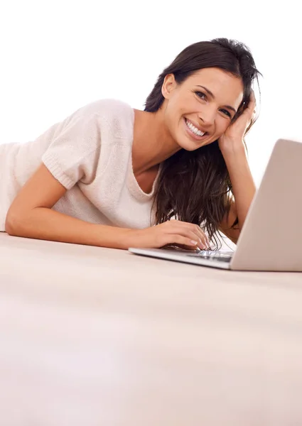 Relaksuję Się Przy Laptopie Podłodze Kobieta Leżąca Podłodze Pisząca Laptopie — Zdjęcie stockowe