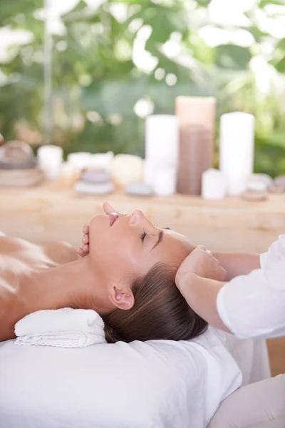 Questo Perfetto Relax Una Giovane Donna Lettino Massaggio Una Spa — Foto Stock