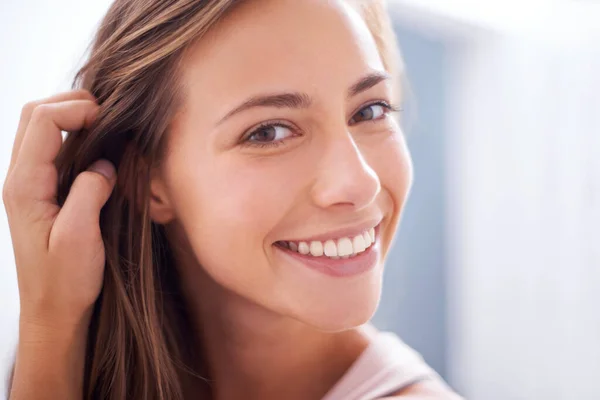 Cahaya Masa Muda Seorang Wanita Muda Tersenyum Depan Kamera Close — Stok Foto