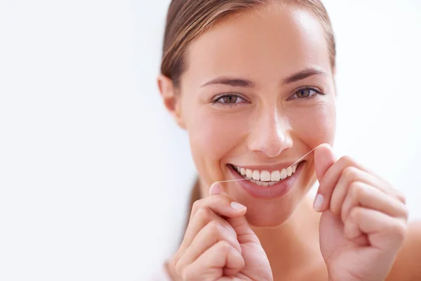 Higiena Jamy Ustnej Jest Priorytetem Młoda Kobieta Szczotkująca Zęby — Zdjęcie stockowe