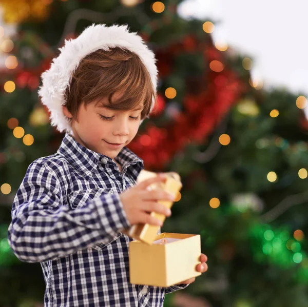 Karácsony Reggelén Nyitotta Első Ajándékát Egy Fiatal Fiú Ajándékot Nyit — Stock Fotó
