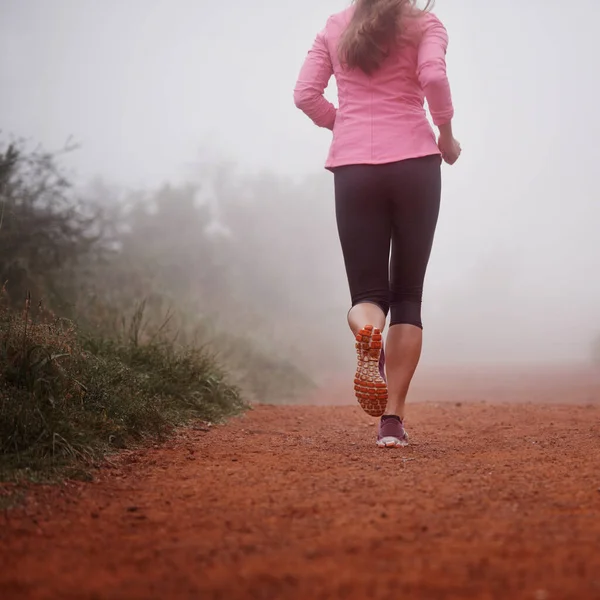 没有什么比晨跑更多雾 在雾蒙蒙的早晨 一个女人在小径上奔跑 — 图库照片