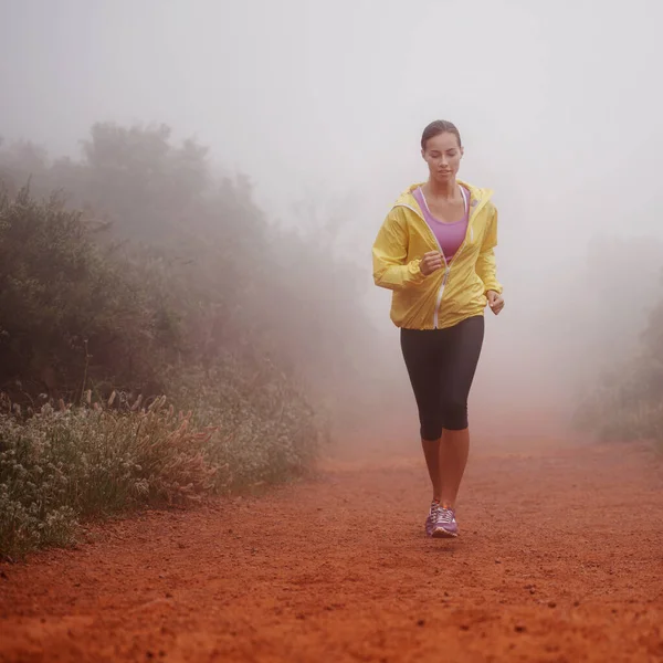 早朝走行 霧の朝トレイルを走っている女性が — ストック写真