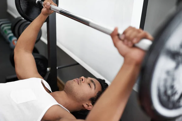 Vücudunun Üst Kısmı Üzerinde Çalışıyor Spor Salonunda Egzersiz Yapan Genç — Stok fotoğraf