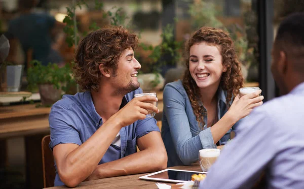 Felzárkózni Miközben Együtt Lógunk Egy Baráti Társaság Beszélget Egy Kávézóban — Stock Fotó
