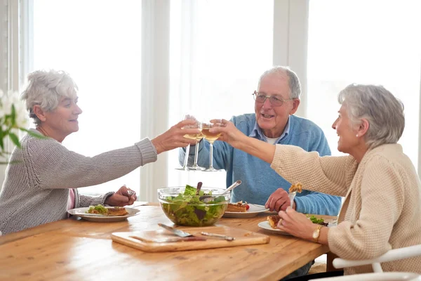 Dobrych Przyjaciół Dobre Jedzenie Starszy Mężczyzna Dwie Starsze Kobiety Jedzą — Zdjęcie stockowe