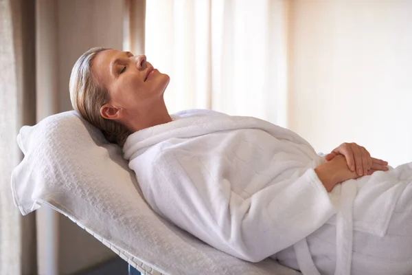 Cieszę Się Dniem Rozpieszczania Kobieta Spa Relaksująca Się Stole Masażu — Zdjęcie stockowe