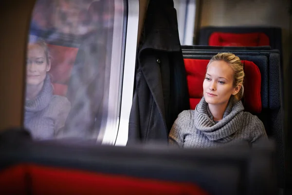 Profiter Promenade Paisible Une Jeune Femme Attrayante Voyageant Train — Photo
