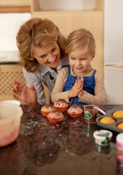 Trots Haar Cupcake Creaties Een Klein Meisje Versieren Cupcakes Met — Stockfoto