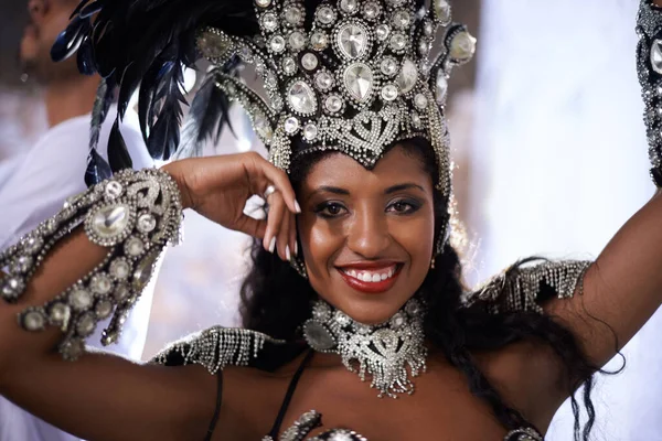 Glamorös Dansdrottning Porträtt Vacker Samba Dansare Som Uppträder Karneval Med — Stockfoto
