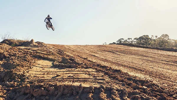Mit Hoher Geschwindigkeit Auf Die Rampe Gefahren Ein Motocross Fahrer — Stockfoto
