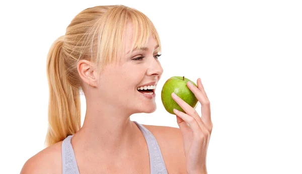 我总是会做出健康的选择 一个年轻貌美的女人吃着一个被白色隔离的苹果 — 图库照片