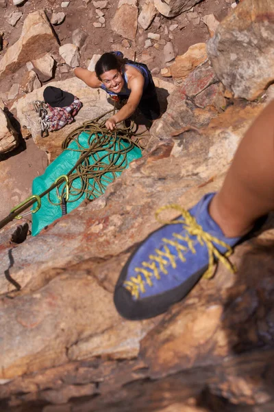 Ορειβάτες Ζουν Στην Άκρη Ένας Ορειβάτης Που Στέκεται Στην Άκρη — Φωτογραφία Αρχείου
