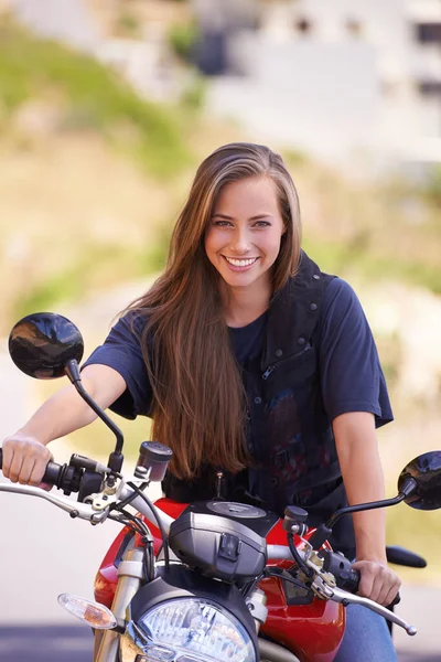 Prêt Prendre Route Une Jolie Jeune Femme Assise Sur Moto — Photo