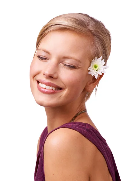 就像她头发上的花瓣一样漂亮演播室拍摄的是一个漂亮的年轻女子 她的头发上插着一朵花 与白色隔离 — 图库照片
