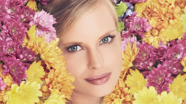 Квіти Підкреслюють Природну Красу Портрет Привабливої Молодої Жінки Красивими Квітами — стокове фото