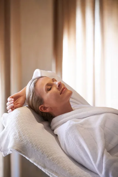 Pełni Zrelaksowany Spa Kobieta Spa Relaksująca Się Stole Masażu — Zdjęcie stockowe