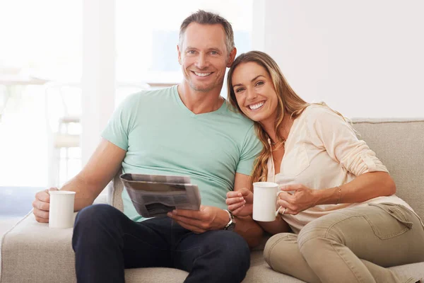 Love Taking Things Easy Saturday Couple Relaxing Coffee Newspaper Home — Stock Photo, Image