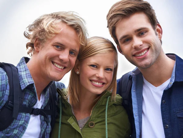 Backpacking Buddies Group Happy Young People Standing Together Outdoors — Stock Photo, Image