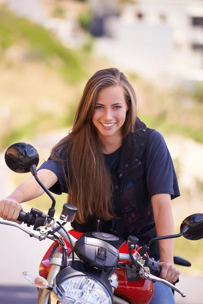 Нужно Скорость Красивая Девушка Сидящая Мотоцикле — стоковое фото