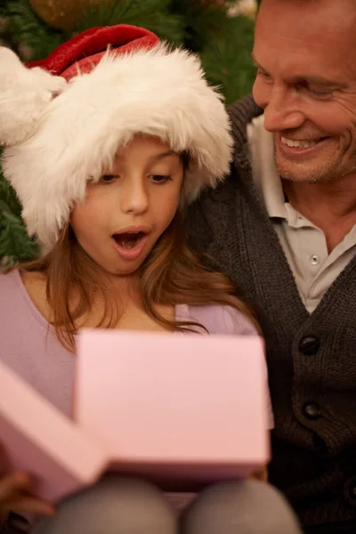 Apa Honnan Tudtad Egy Aranyos Lány Nyitott Ajándékkal Kezében Meglepetés — Stock Fotó