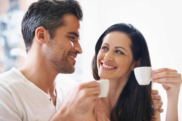彼らはお互いに目を合わせている 若いカップルがコーヒーを飲みながら — ストック写真