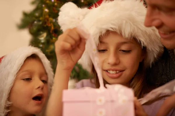 Різдво Виносить Дитину Всіх Нас Маленька Дівчинка Отримує Різдвяний Подарунок — стокове фото