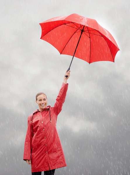 Onun Tavrı Yağmurda Parlıyor Dışarıda Kırmızı Şemsiyesiyle Bekleyen Güzel Bir — Stok fotoğraf
